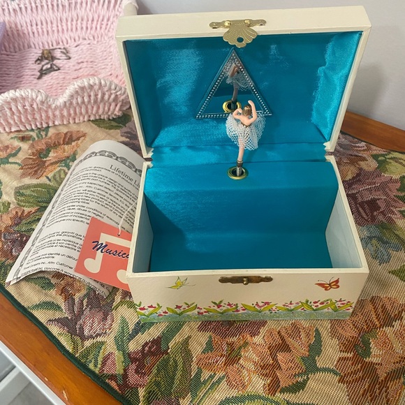 Vintage big eyed girl ballerina Jewelry Box with flowers & butterflies - Picture 9 of 13